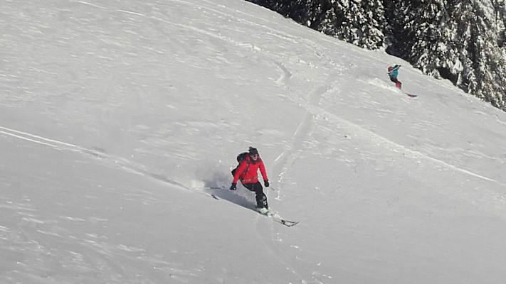 Skitour auf den Dovška Baba in Slowenien: Ina bei der Abfahrt am Gipfelhang