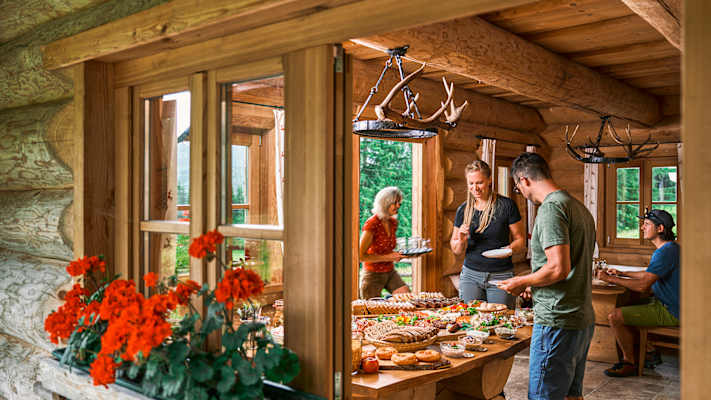 Die Lahn-Alm im Gesäuse ist wahrlich ein Frühstücksparadies: Joghurts, Wurstaufschnitte, Käse, Aufstriche und viele weitere Köstlichkeiten vom Schermerhof warten auf Genießer.