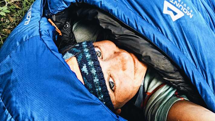 Ana Zirner im Biwak in der Bergwelt Graubündens