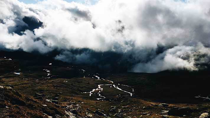 Ana's Way West: Nebelverhangene Berglandschaft im Tessin