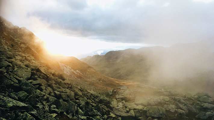 Nebelspiele in der Bergwelt des Schweizer Tessins