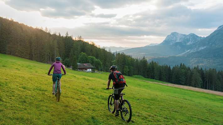 Ist die Steigung erst einmal geschafft, bietet sich vom Teisenberg (1.272m) ein nahezu 360-Grad-Panorama in die Berchtesgadener Alpen und das Alpenvorland.