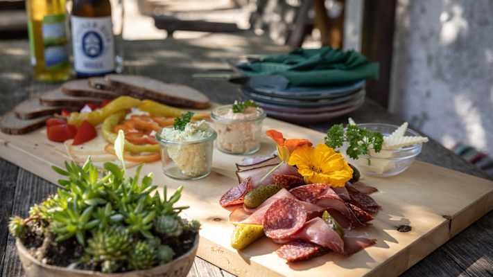 Genuss in der Natur – Eine zünftige Brotzeit auf der Alm für die ganze Familie.