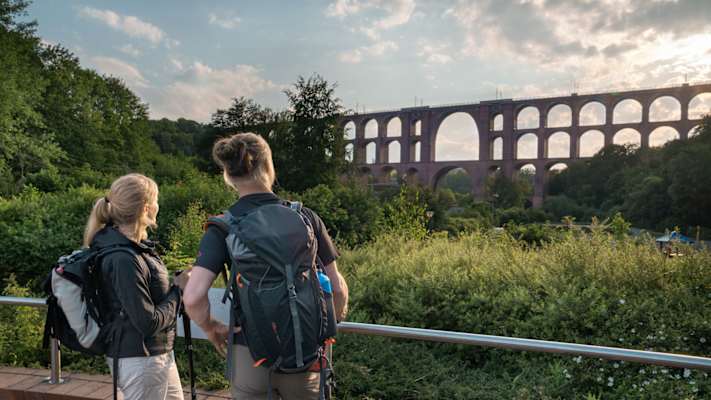 Schon von weitem leuchten die über 26 Millionen roten Backsteine der Göltzschtalbrücke durch die vogtländische Landschaft.