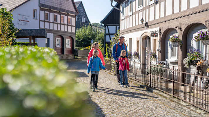 Das Ortsbild von Großschönau prägen liebevoll restaurierte Umgebindehäuser – einst typische Wohn- und Arbeitsstätten der Weber.