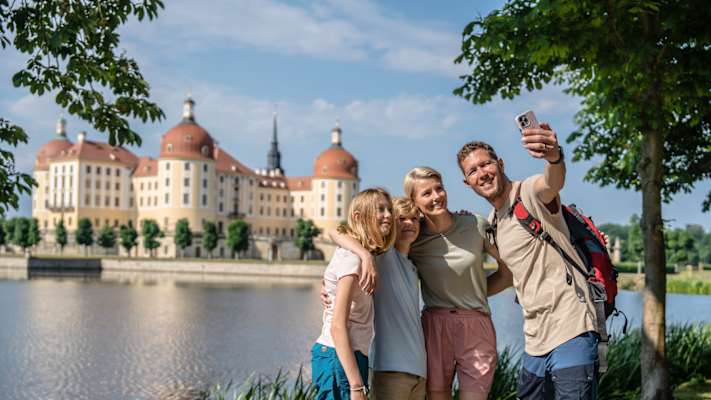 Die prachtvolle Schloss Moritzburg thront malerisch auf einer Insel und ist umgeben von weitläufigen Wasser- und Parkanlagen.