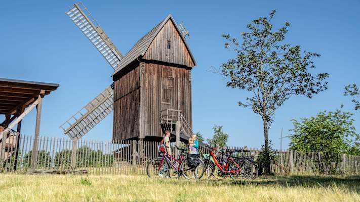 Die Bad Dübener Bockwindmühle wurde 1840 gebaut und steht unter Denkmalschutz.