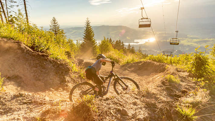 Ein Mountainbiker in einem Anlieger im Bikepark.