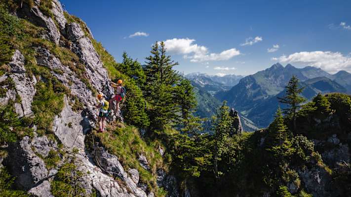 Zwei Klettersteiggeherinnnen auf dem Weg zum Gipfel über die Via Ferrata Charmey.