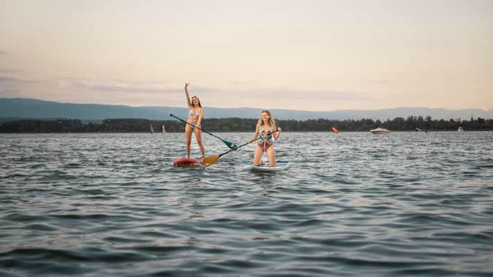 Zwei Standup-Paddlerinnen auf dem Murtensee im Kanton Freiburg.