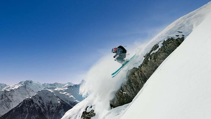 Ein Freerider fährt einen unberührten Schneehang in Kappl hinunter.