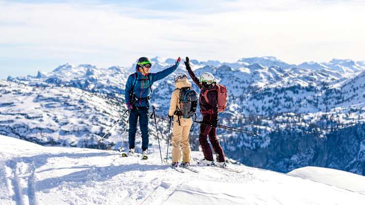 Der Gipfel ruft – nach 1.000 Höhenmetern ist der Aufstieg geschafft. Als Belohnung warten ein Handschlag mit den Begleitern und eine Weitsicht auf die umliegende Bergwelt.