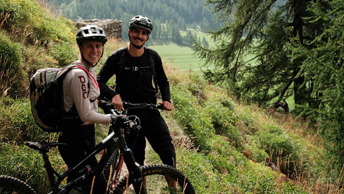 Auf vier Rädern starteten Leonie und Nikolai Pieper ins Eheleben.