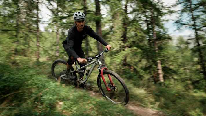 Nikolai startet auf der Abfahrt richtig durch.