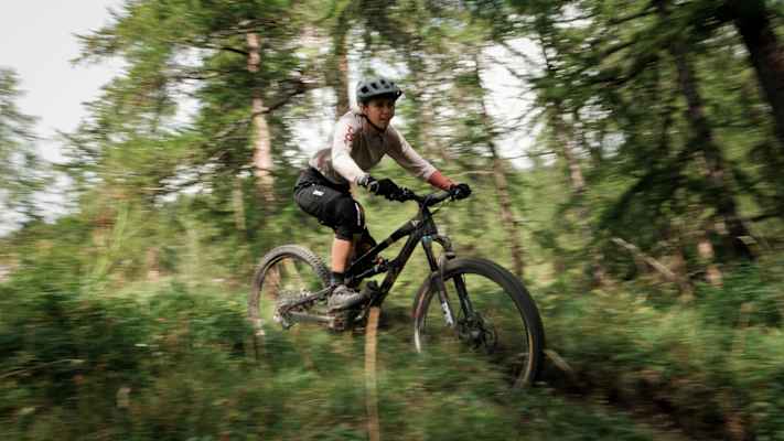 Leonie folgt ihm dich auf den Fersen.
