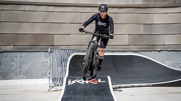 Das E-Bike Riding Center in Ischgl bietet E-Bikern die Möglichkeit, ihre Fahrtechnik und Sicherheit auf einem innovativen Parcours zu verbessern.