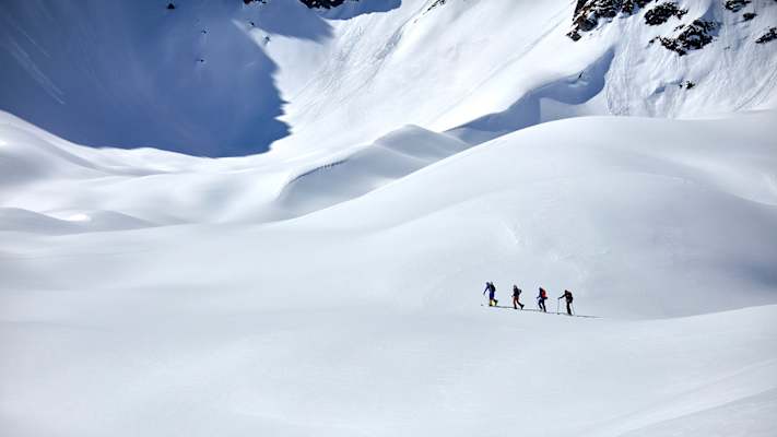Abseits der ausgetretenen Pfade: Bei Schneeschuhtouren erkunden Abenteurer unberührte Winterlandschaften, stapfen durch tiefen Schnee und erleben die Natur von ihrer ruhigsten Seite.