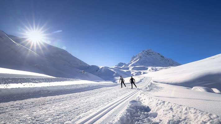 Beim Langlaufen trainieren Wintersportler nicht nur ihre Ausdauer, sondern auch Körper und Geist in der Stille der winterlichen Natur.