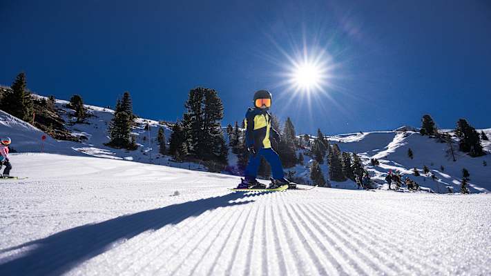 Die ersten Schwünge im Schnee.