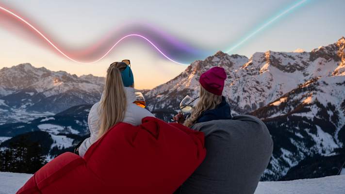 Zwei Frauen sitzen auf einem Sitzsatz und genießen den Ausblick auf dem Hochkönig.