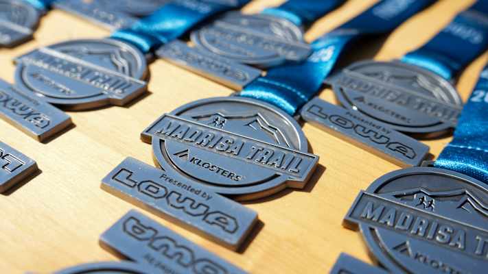 Die Medaillen des „Madrisa Trail Klosters 2025 presented by LOWA”.