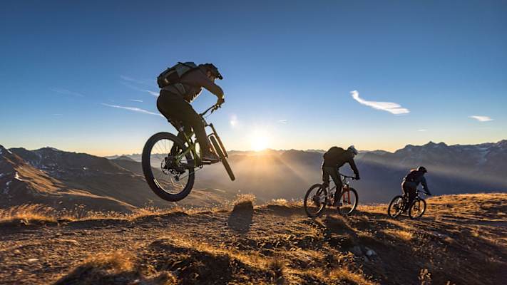 Dem Sonnenuntergang entgegensurfen – am Piz Cluenas geht das wunderbar.