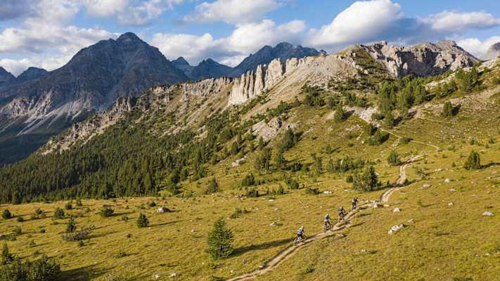 Endloses Singletrail-Vergnügen vor großer Kulisse: Rund um Scuol ist das keine Seltenheit.