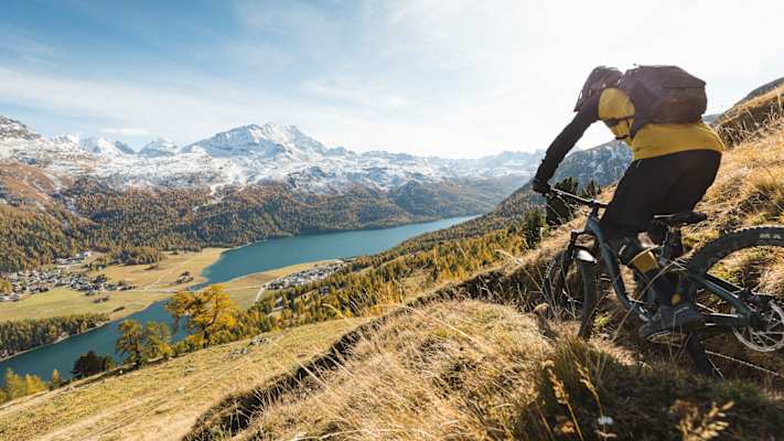 Seeblick inklusive – im Engadin ist das beim Biken keine Besonderheit.