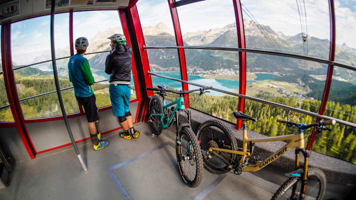 Aussichtsreich geht es beim Biken in Graubünden ganz gemütlich mit der Gondel auf den nächsten Berg.