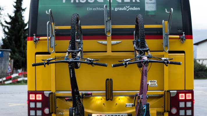 Mit dem Postbus auf den Pass: In Graubünden sind die meisten Fahrzeuge auf den Biketransport ausgelegt.