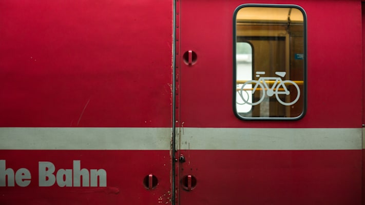Hinsetzen und Entspannen: Die rhätische Bahn transportiert Biker gerne.