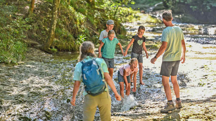 Kinder kommen am Wasserspielplatz des Rickenbachs voll auf ihre Kosten.
