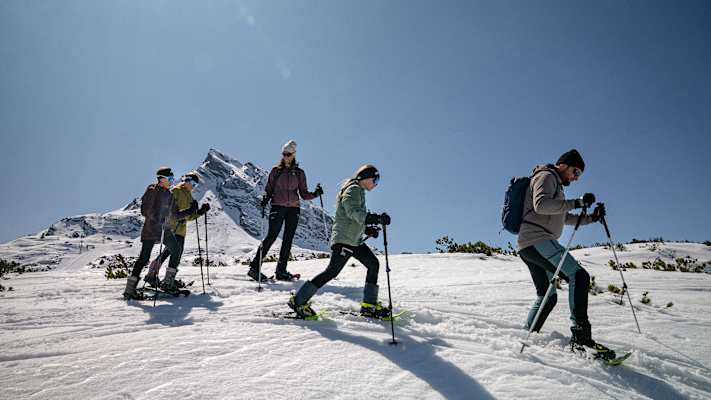 Eine Familie geht gemeinsam Skitouren in Galtür.