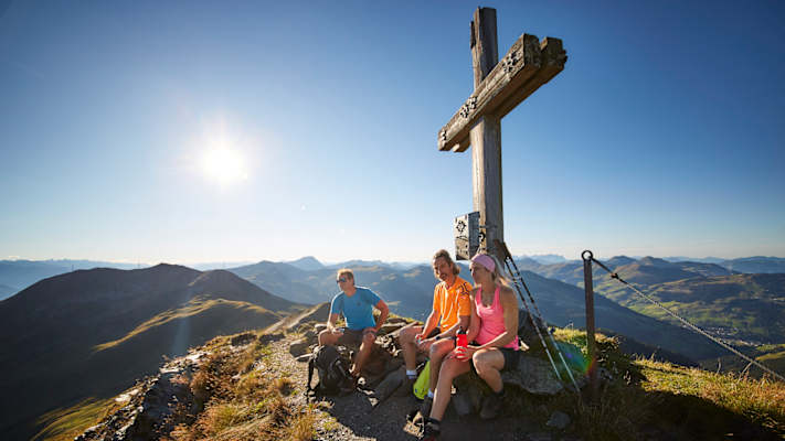 An jedem der sieben Gipfel heißt es: Kurz rasten, Aussicht genießen und Kräfte sammeln für den Weg zurück ins Tal.