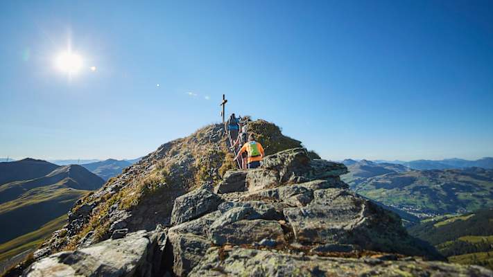 Auf den grauen Gipfeln liegen einem die grünen Täler zu den Füssen.