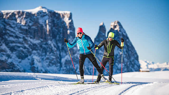Endlose Weiten auf Langlaufskiern: Die Dolomitenregion Seiser Alm bietet perfekt präparierte Loipen durch die malerische Winterlandschaft.