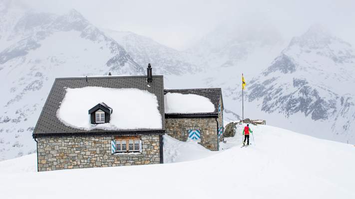 Die Sustilhütte im Schnee.