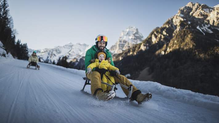 Jede Menge Spaß für Jung und Alt: Auf den Rodelbahnen der Ferienregion Sterzing-Ratschings-Gossensass rast du rasant zu Tal.