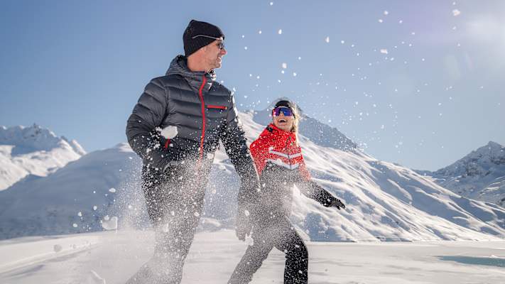 Winterwandern verbindet Erholung, Naturgenuss und Bewegung inmitten schneebedeckter Wälder.