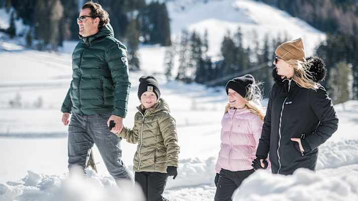 Familie beim Winterwandern