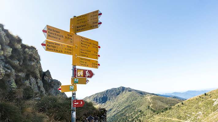 Schwierigkeit Wanderwege Monte Tamaro Schweiz Tessin Schilder