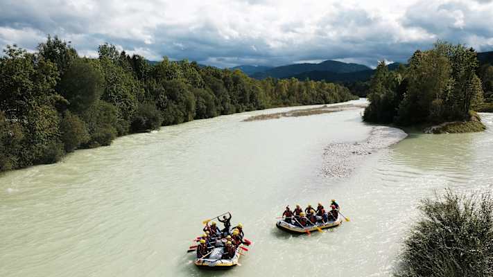 Die Teilnehmer des Burton-Camps beim Raften auf der Isar