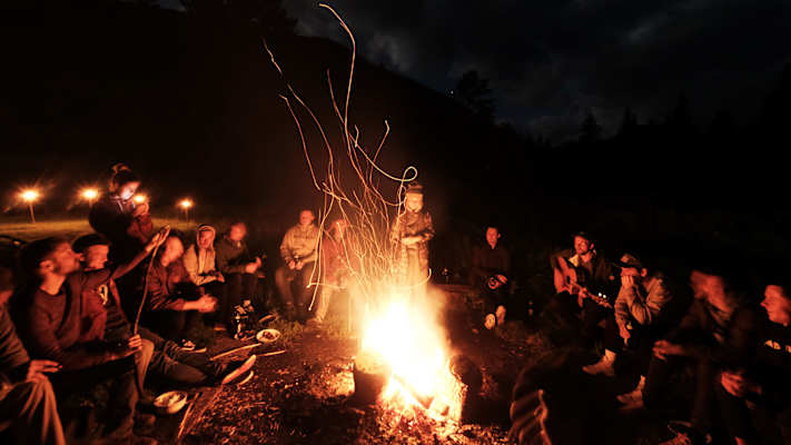 Lagerfeuerromantik: Die Crew des Burton-Camps