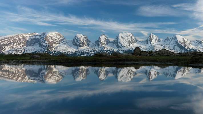 St. Gallen in der Schweiz: Spiegelung der sieben Churfirsten in Schmelzwasserpfütze