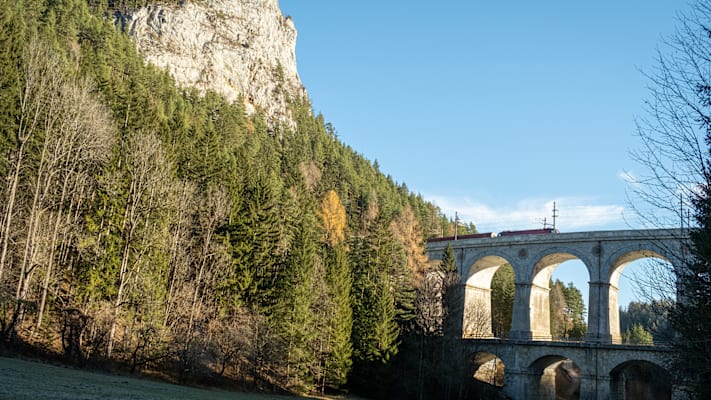 Die winterliche Reise führte die Influencer zu Hidden Spots, wie dem Kalte-Rinne-Viadukt der Semmeringbahn.