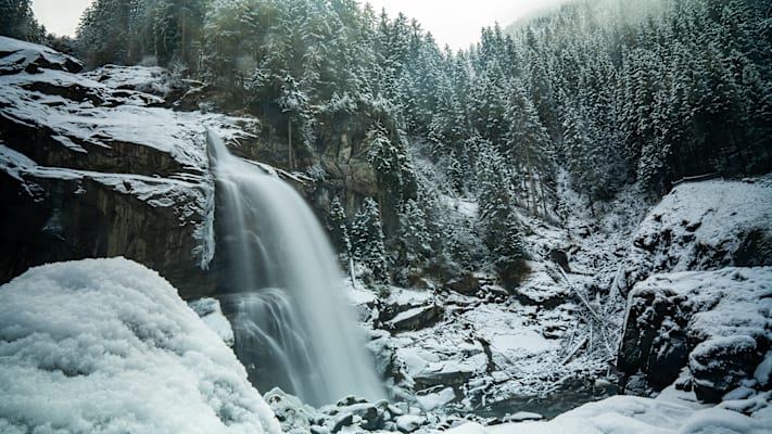 Die Krimmler Wasserfälle sind im Winter ein beeindruckender Ort.