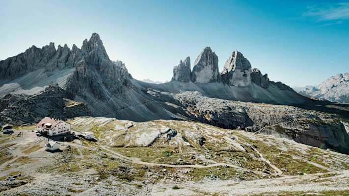 Die Dreizinnenhütte mit den Drei Zinnen in den Südtiroler Dolomiten