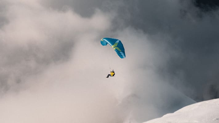 EIn Fallschirmspringer auf dem Weg ins Tal über die Lüfte.