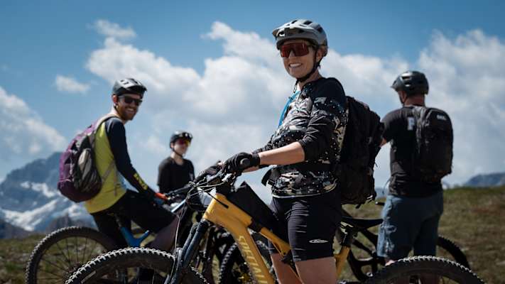 Ein Lächeln sagt mehr als tausend Worte: Christina Driessen freut sich gemeinsam mit ihren besten Buddies über ihr erfolgreiches Bike-Comeback.