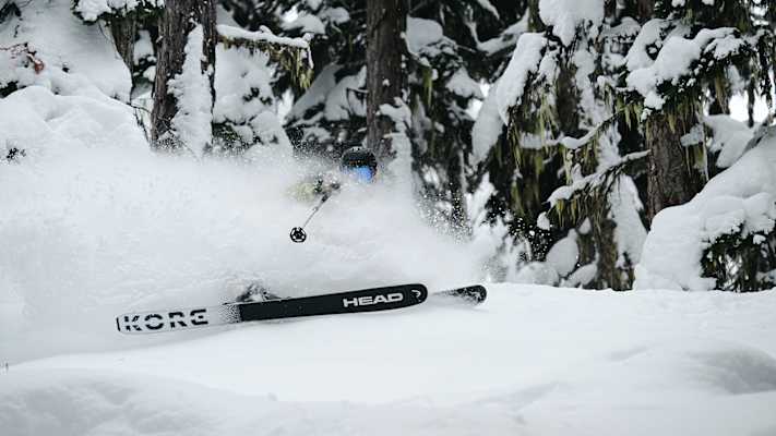Freerider im Powder mit HEAD KORE Ski bei perfekten Schneebedingungen